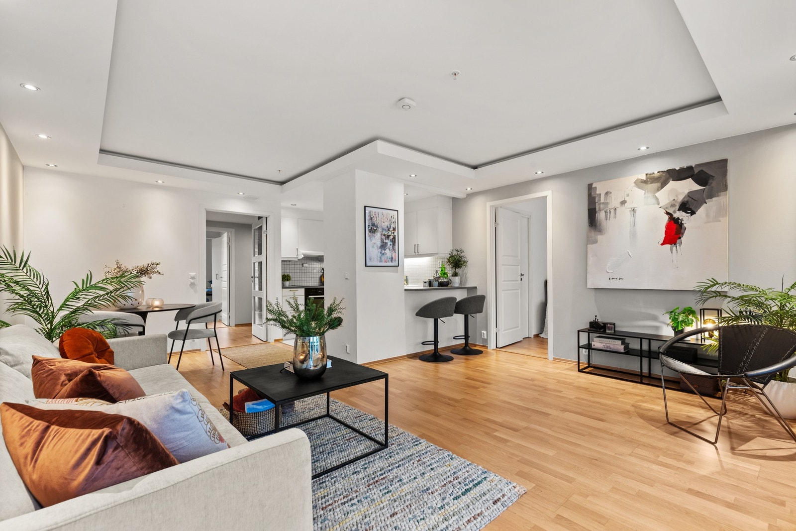 Eikeparkett på gulv og overflater i tidsriktige fargetoner, Galleribilde