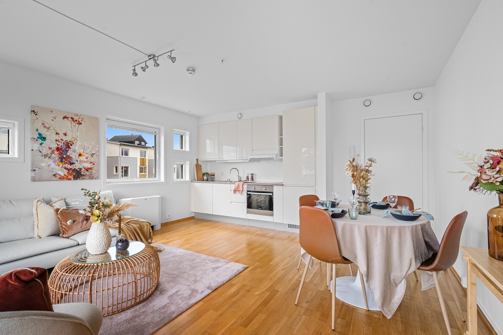 Rommet har god plass til spisebord. Galleribilde