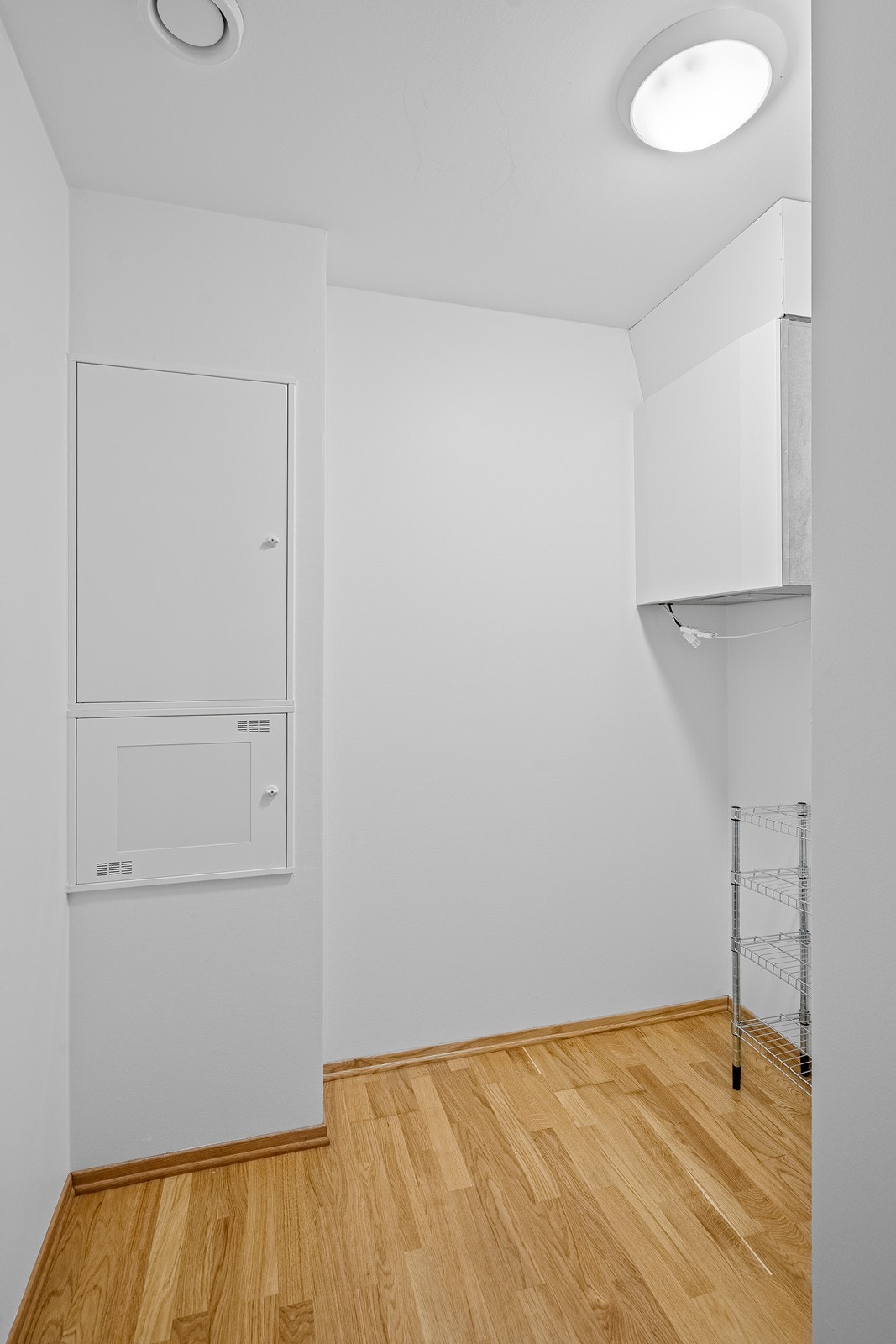 Leiligheten har en praktisk bod med oppbevaringsmuligheter. Galleribilde