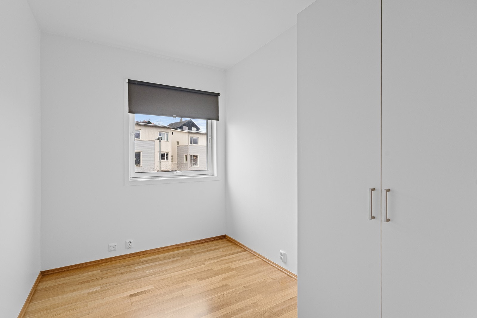 Det andre soverommet er lyst og praktisk, og kan brukes som barnerom, gjesterom eller kontor. Rommet gir fleksible muligheter for oppbevaring og tilpasning etter behov. Galleribilde