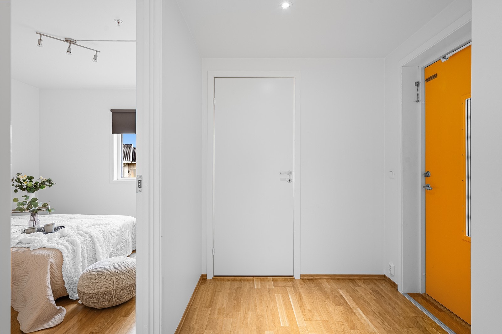 Fra gangen er det direkte inngang til soverom. Galleribilde