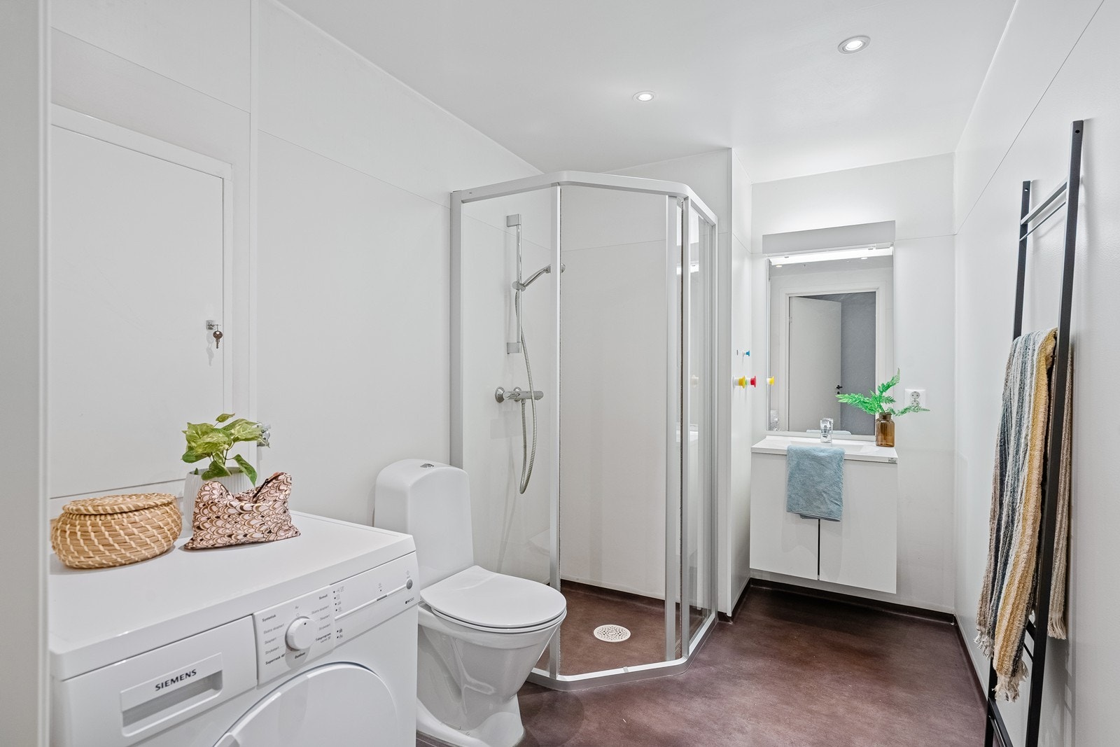 Badet har vinylbelegg på både vegger og gulv, noe som gjør det lettstelt og praktisk. Galleribilde