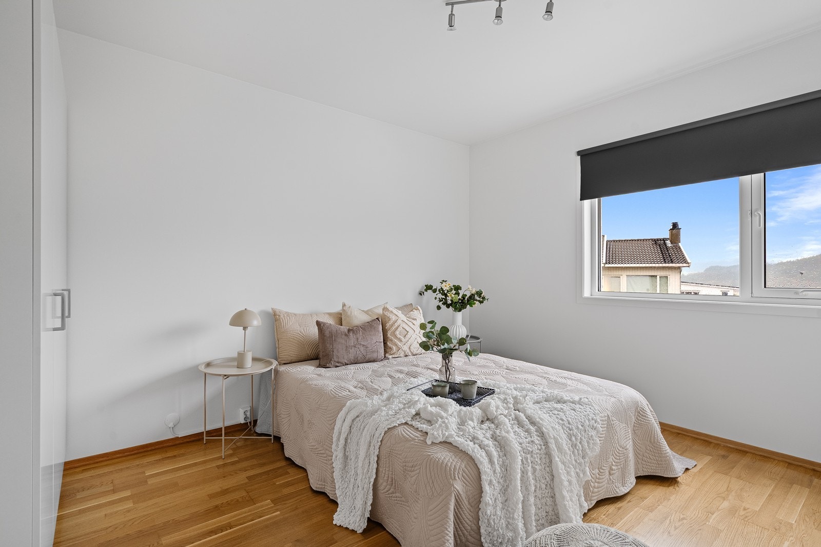 Hovedsoverommet er lyst og innbydende, med god plass til garderobeskap. Galleribilde