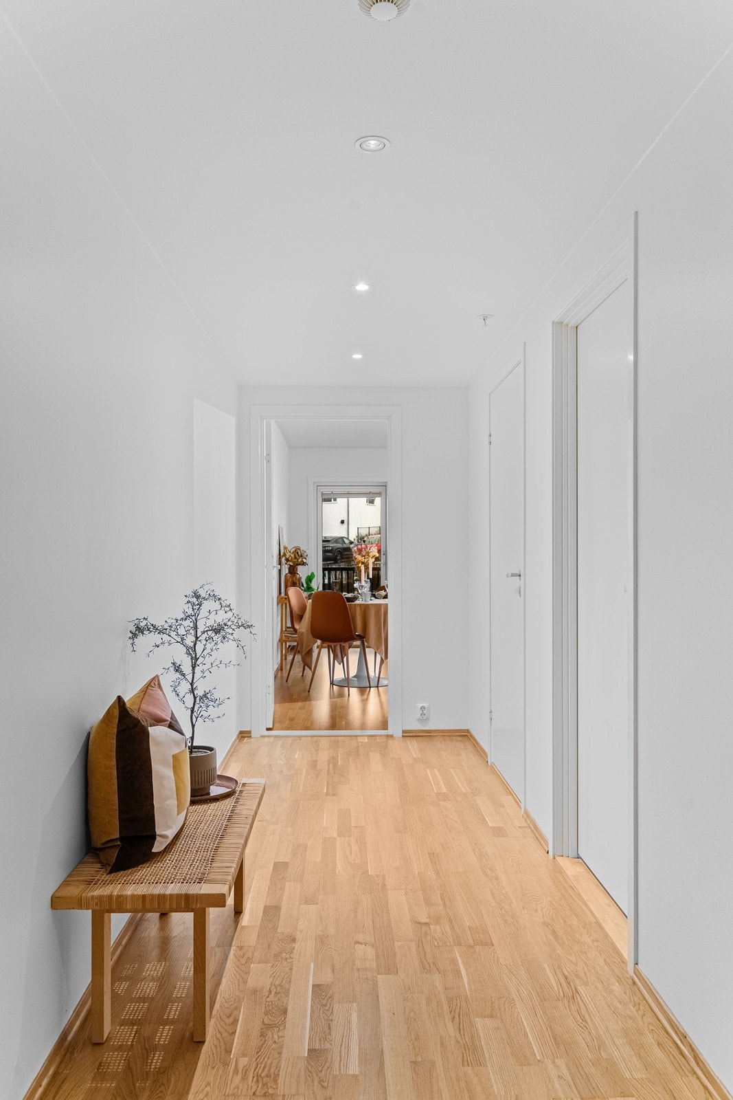 Leiligheten ønsker deg velkommen med en lys og funksjonell entré. Fra entréen har du enkel tilgang til soverommene, bad og bod, noe som gir en praktisk og gjennomtenkt planløsning. Galleribilde