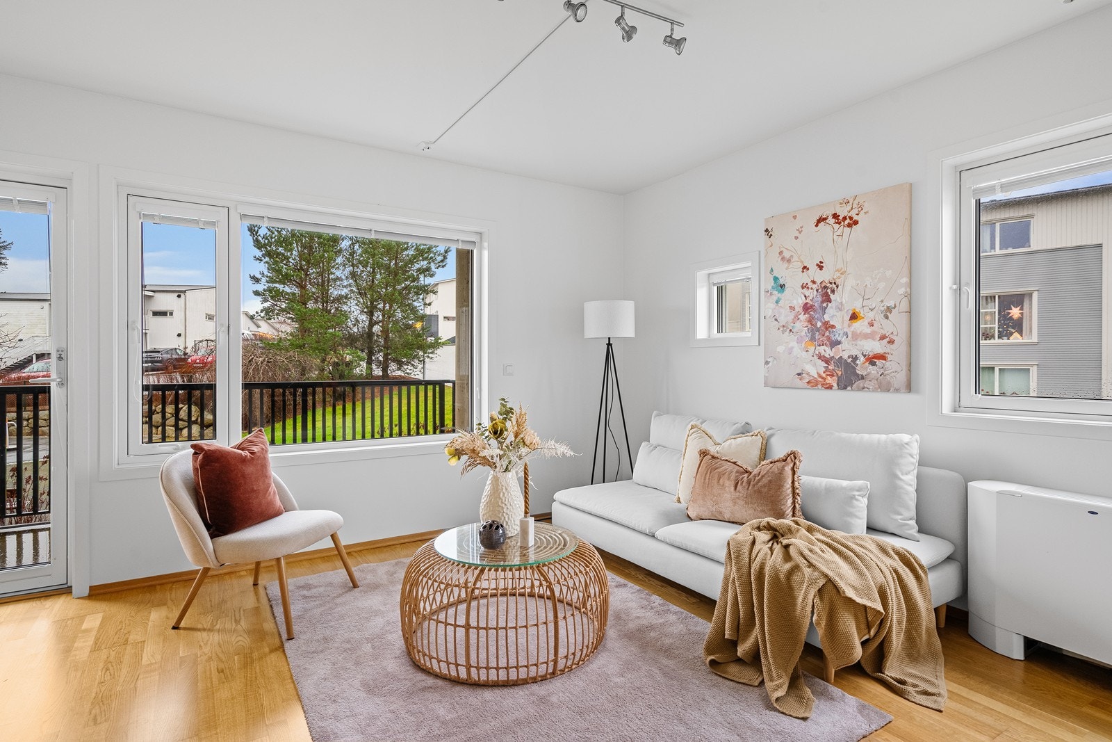 Leiligheten har en åpen stue- og kjøkkenløsning med vinduer på begge sider, som sørger for rikelig med naturlig lys og en luftig atmosfære. Galleribilde