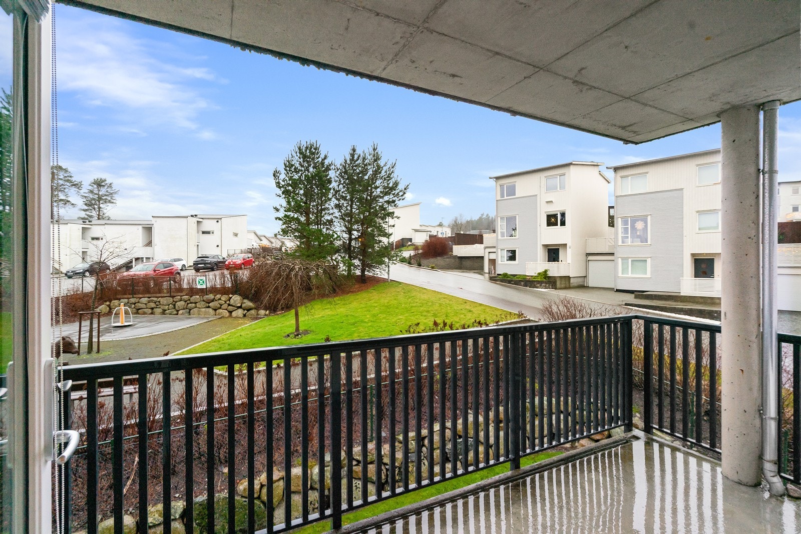 Perfekt for avslapning. Balkongen forlenger stuen utendørs. Galleribilde