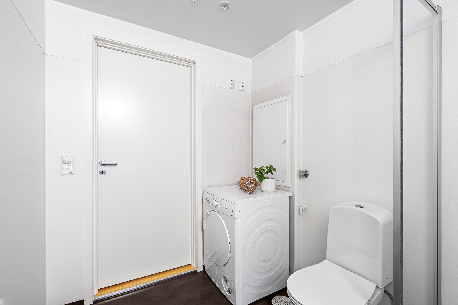 Badet er utstyrt med dusjhjørne, toalett, innredning med vask og opplegg for vaskemaskin, noe som gjør det funksjonelt og praktisk i hverdagen. Galleribilde