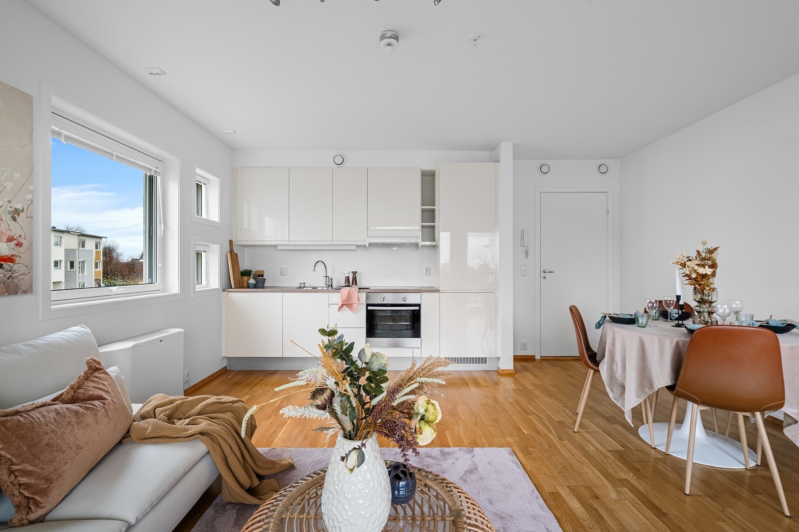 Kjøkkenet er praktisk plassert langs én vegg og har lyse fronter som gir et lyst og moderne uttrykk. Galleribilde