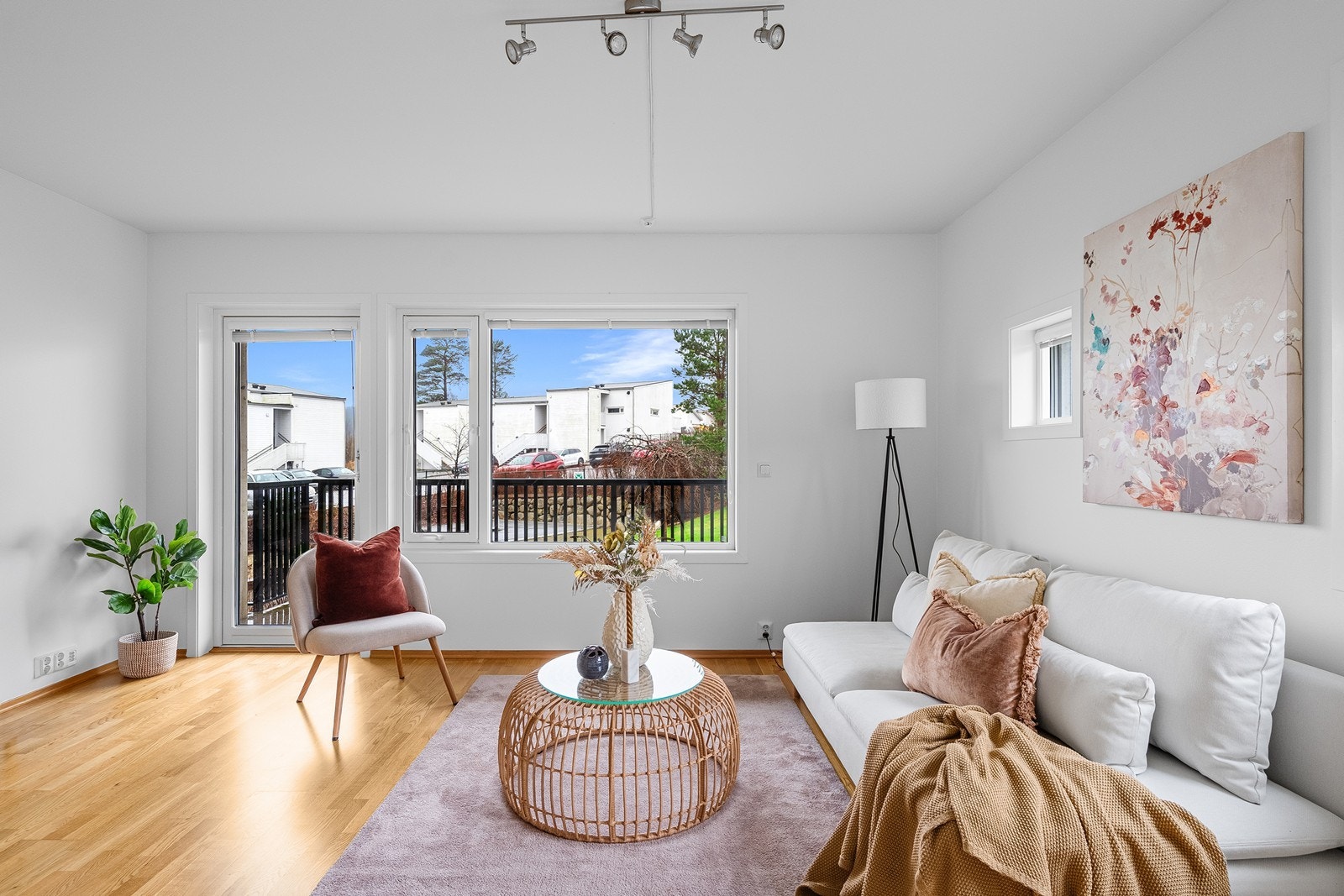 Stuen har utgang til en romslig balkong med gode solforhold. Galleribilde