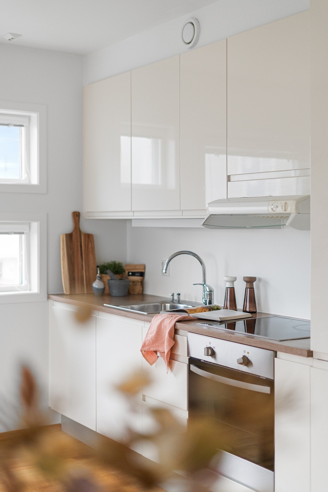 Kjøkkenet er godt utstyrt med innebygd oppvaskmaskin, stekeovn med induksjonstopp og avtrekksvifte, samt innebygd kjøleskap og fryser. Dette gjør kjøkkenet både funksjonelt og stilrent. Galleribilde