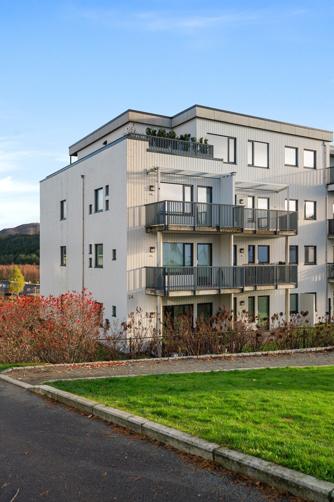 Leiligheten ligger i et attraktivt og rolig område på Bogafjell. Herfra er det kort avstand til skoler, barnehager, lekeplasser, idrettsanlegg og offentlig kommunikasjon. Galleribilde