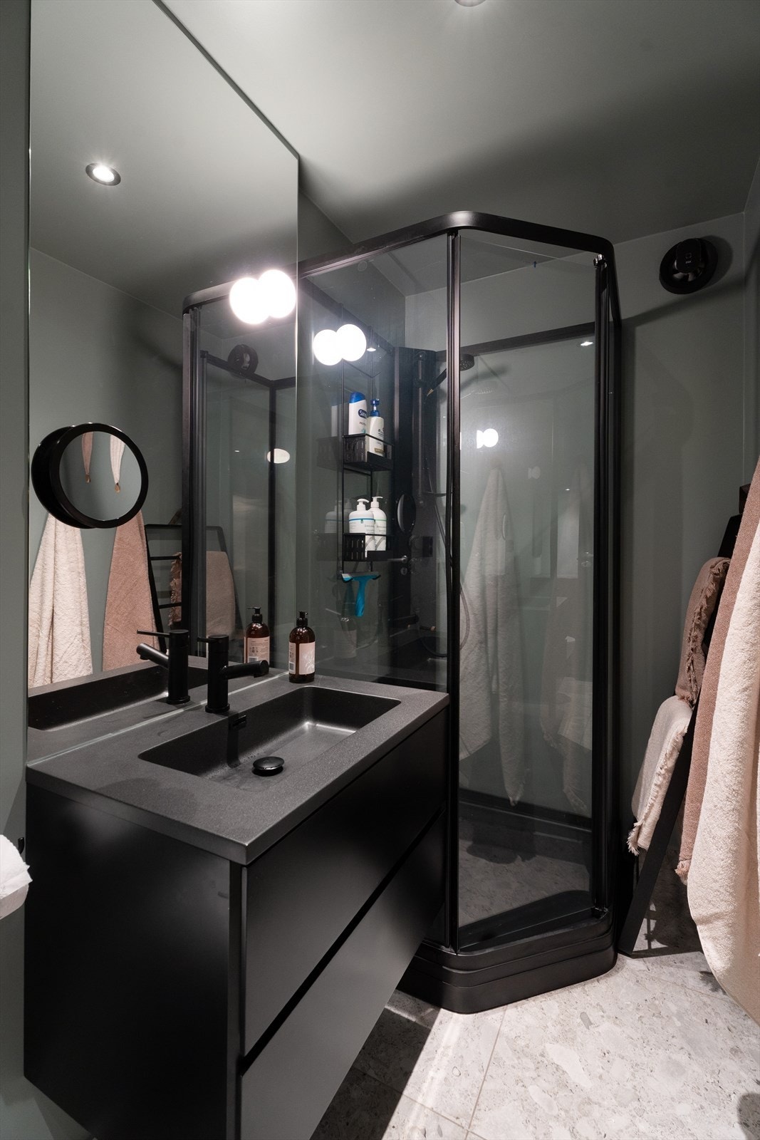 Pent bad med flislagt gulv og malte vegger Galleribilde