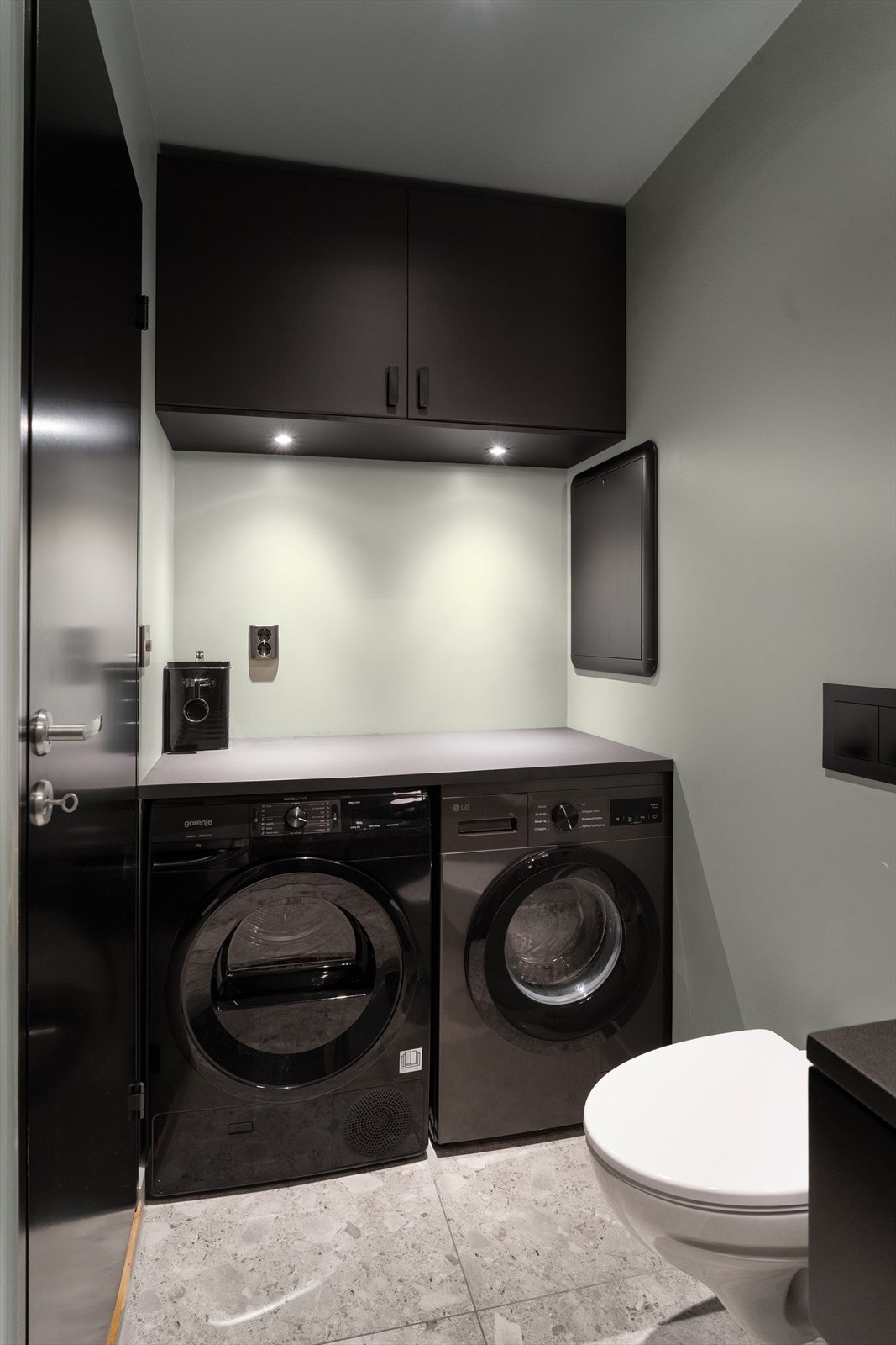 Opplegg for vaskemaskin og plass til tørketrommel Galleribilde