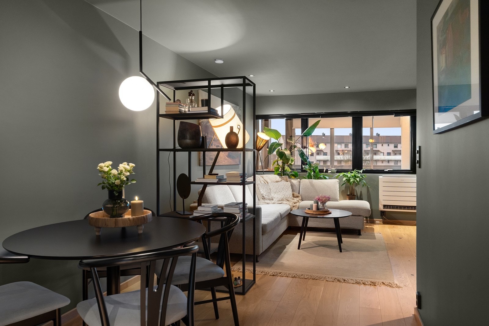 Gode møbleringsmuligheter med god plass til spisebord og sofagruppe Galleribilde