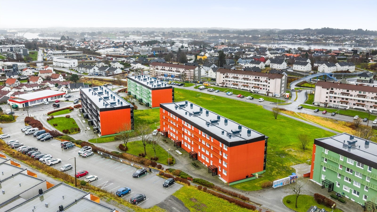 Stor felles parkeringsplass i kort avstand fra boligen Galleribilde