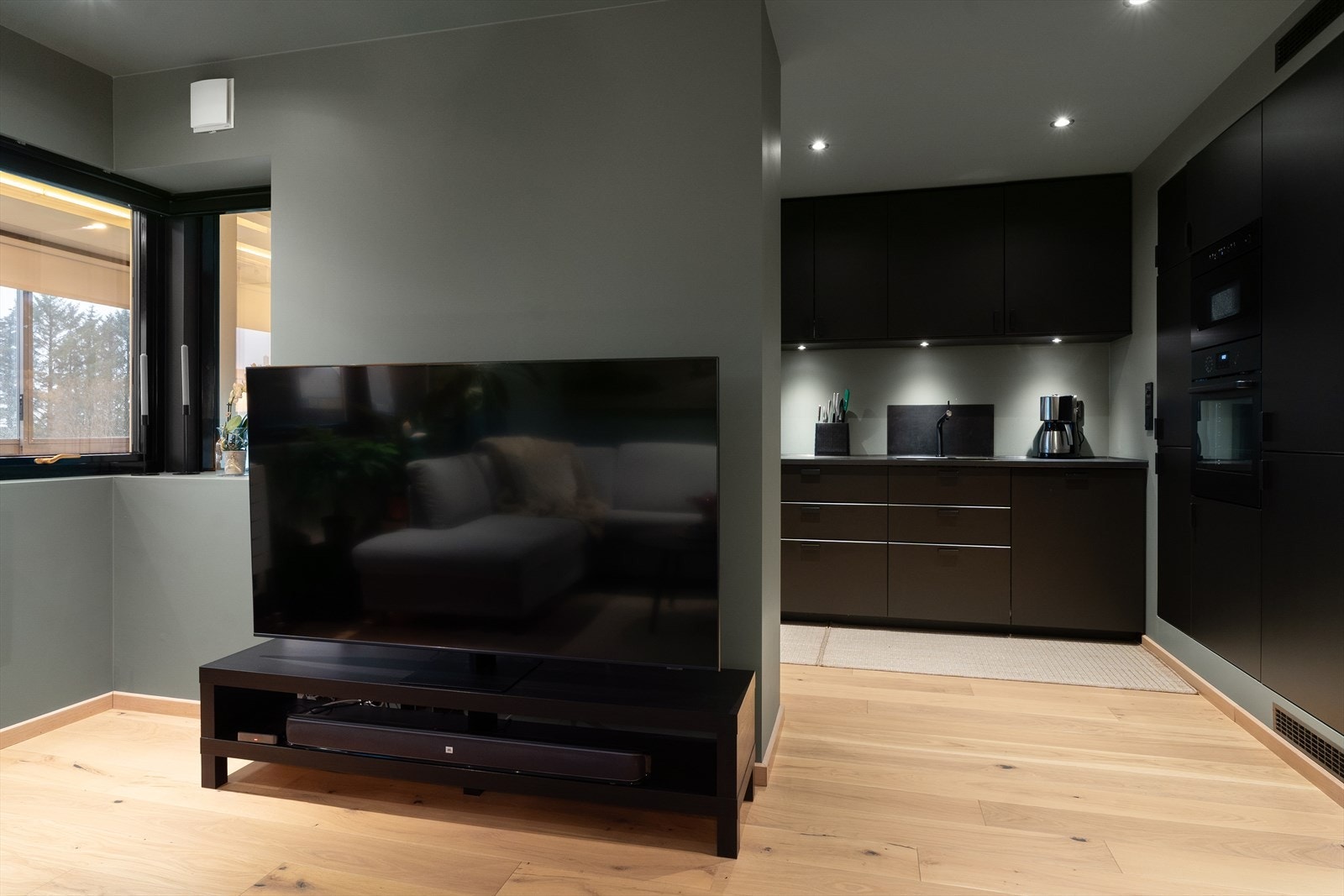 Behagelig og lekkert fargevalg med grønne vegger og tak og nydelig enstavs eikeparkett på gulv. Galleribilde