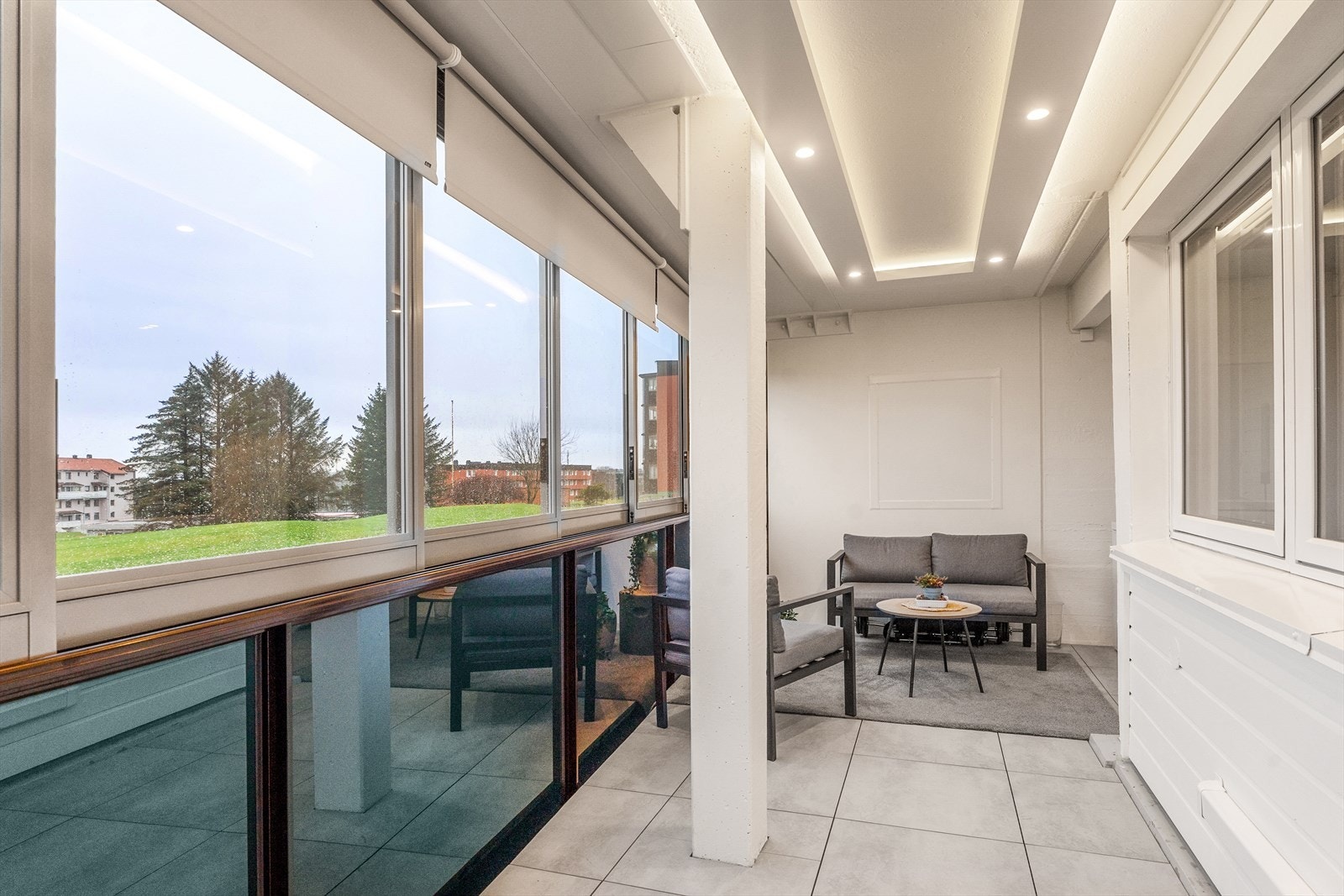 Innglasset balkongen er som en ekstra stue Galleribilde