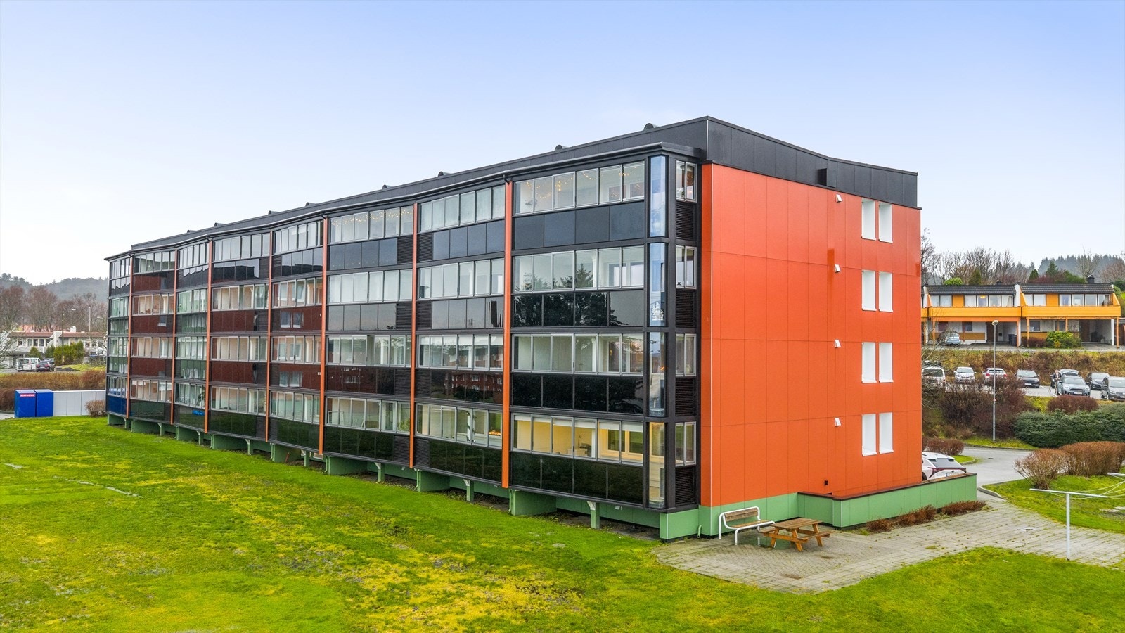 Flott fasade hvor alle har fått innglasset balkong Galleribilde