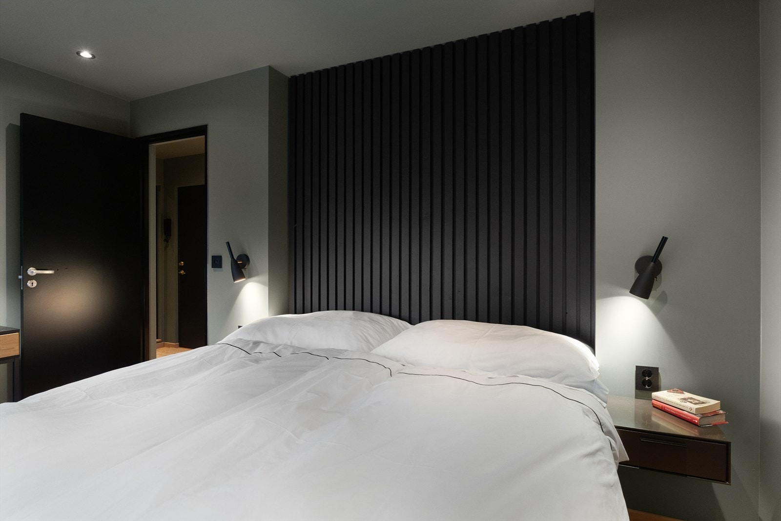 Delikat hovedsoverom med spilevegg som hodegjerde og god plass til dobbelseng Galleribilde