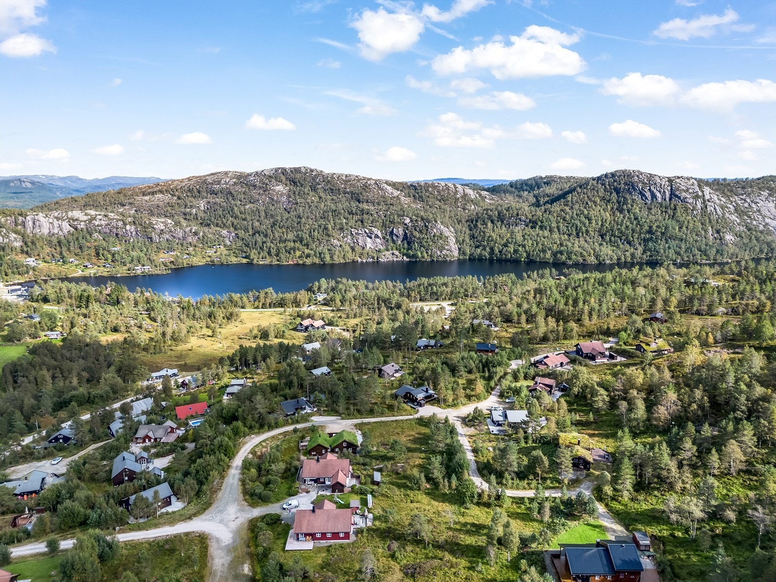 Sommerstid nyter du solrike dager med nærhet til innlandsvann med gode bademuligheter. Galleribilde