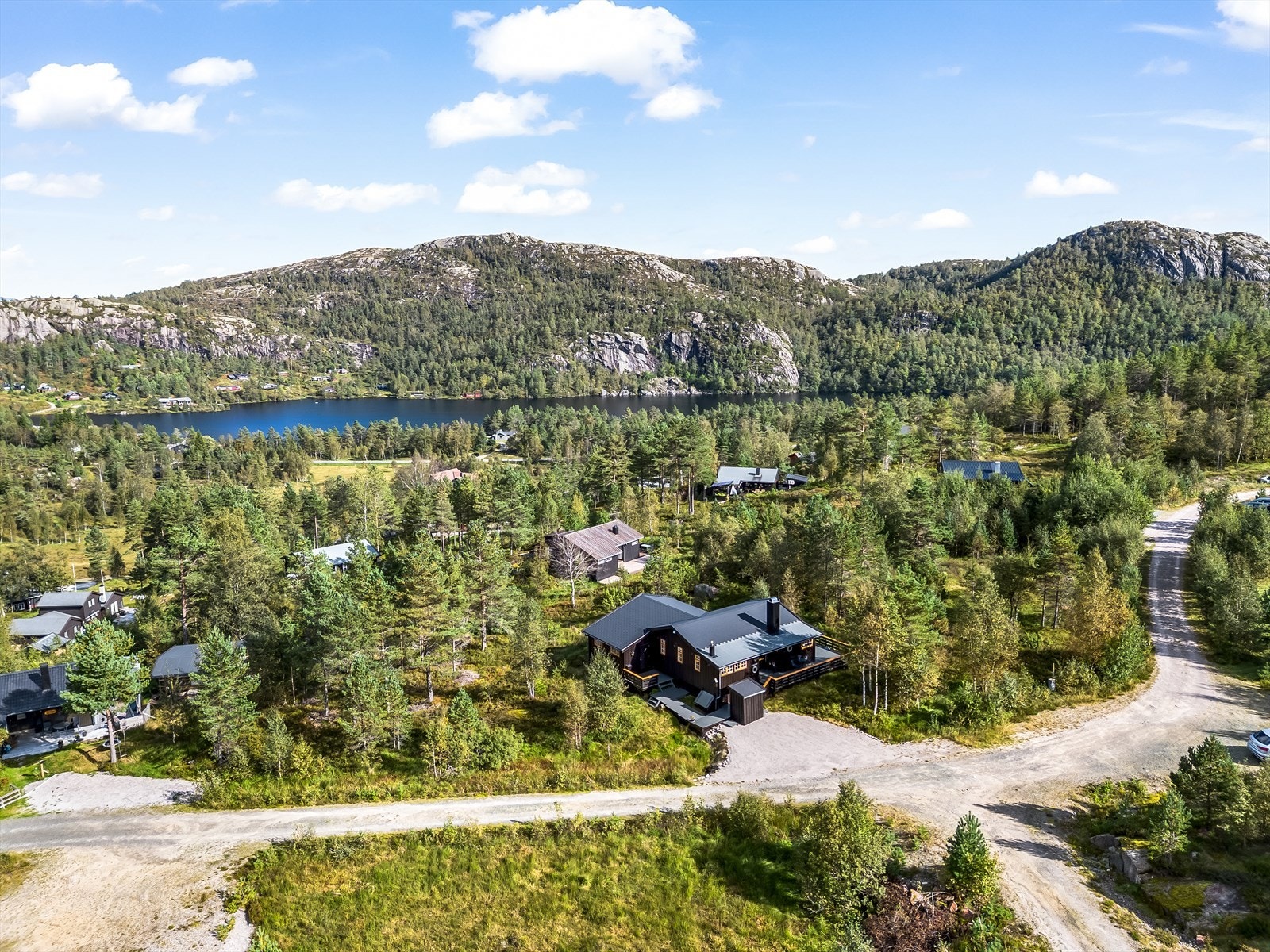 Eiendommen ligger strategisk til i et naturskjønt hyttefelt med flotte turområder rett utenfor døren. Galleribilde