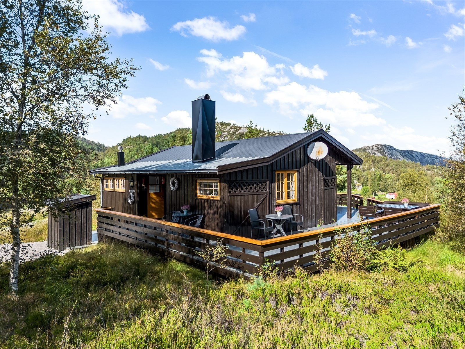 Sjarmerende hytte i naturskjønne omgivelser med romslig terrasse. Perfekt for fredelige dager i idyllisk natur. Galleribilde
