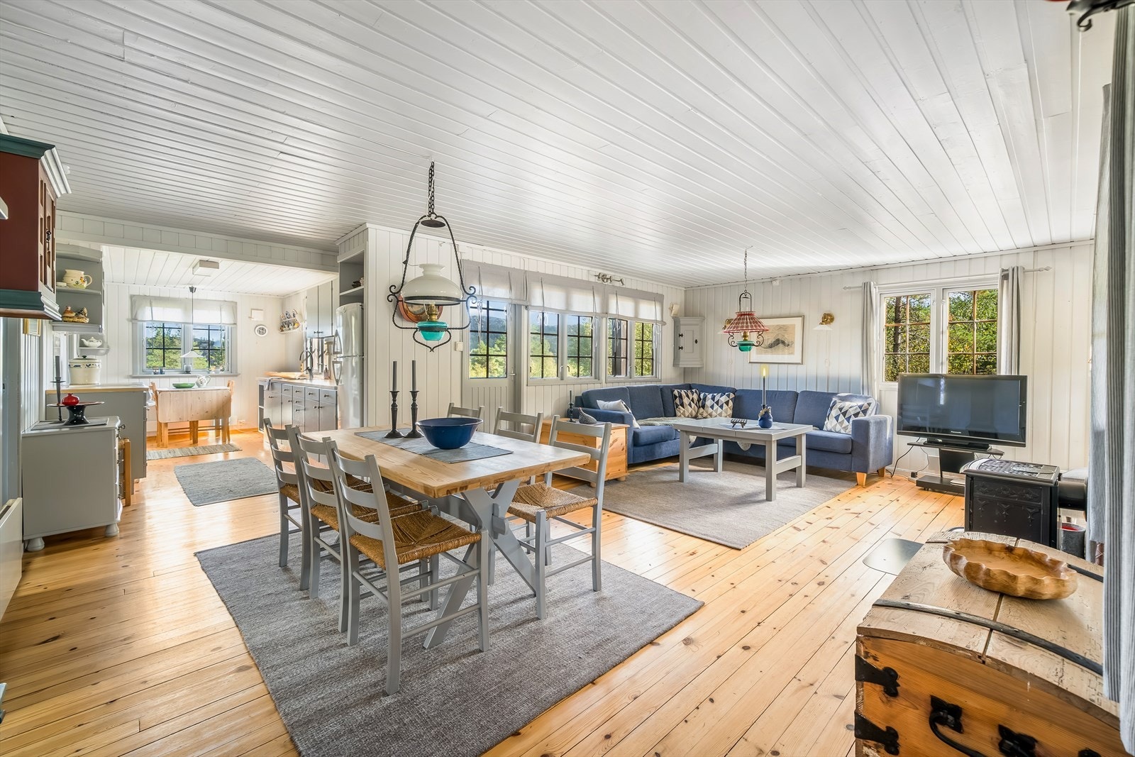 Lys og romslig stue med fin plass til både sofa og spisegruppe. Galleribilde