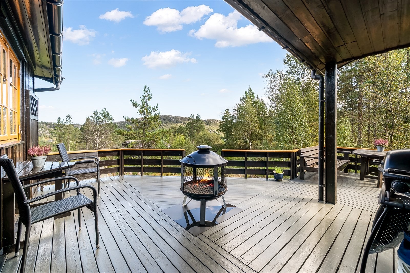 Romslig terrasse hvor du kan nyte morgenkaffen omgitt av fuglekvitter og frisk luft. Galleribilde