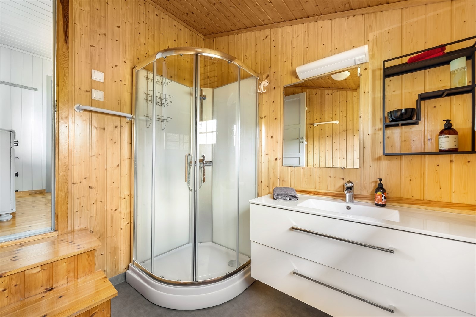 Badet er innredet med moderne baderomsmøbler. Galleribilde