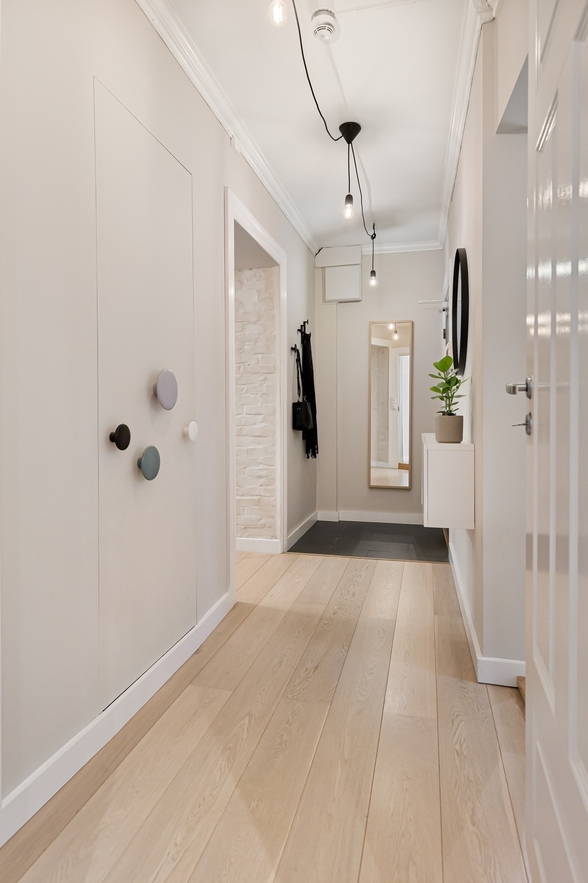 Innbydende entré som gir et godt førsteinntrykk av leiligheten. Entreen har også skap for yttertøy Galleribilde