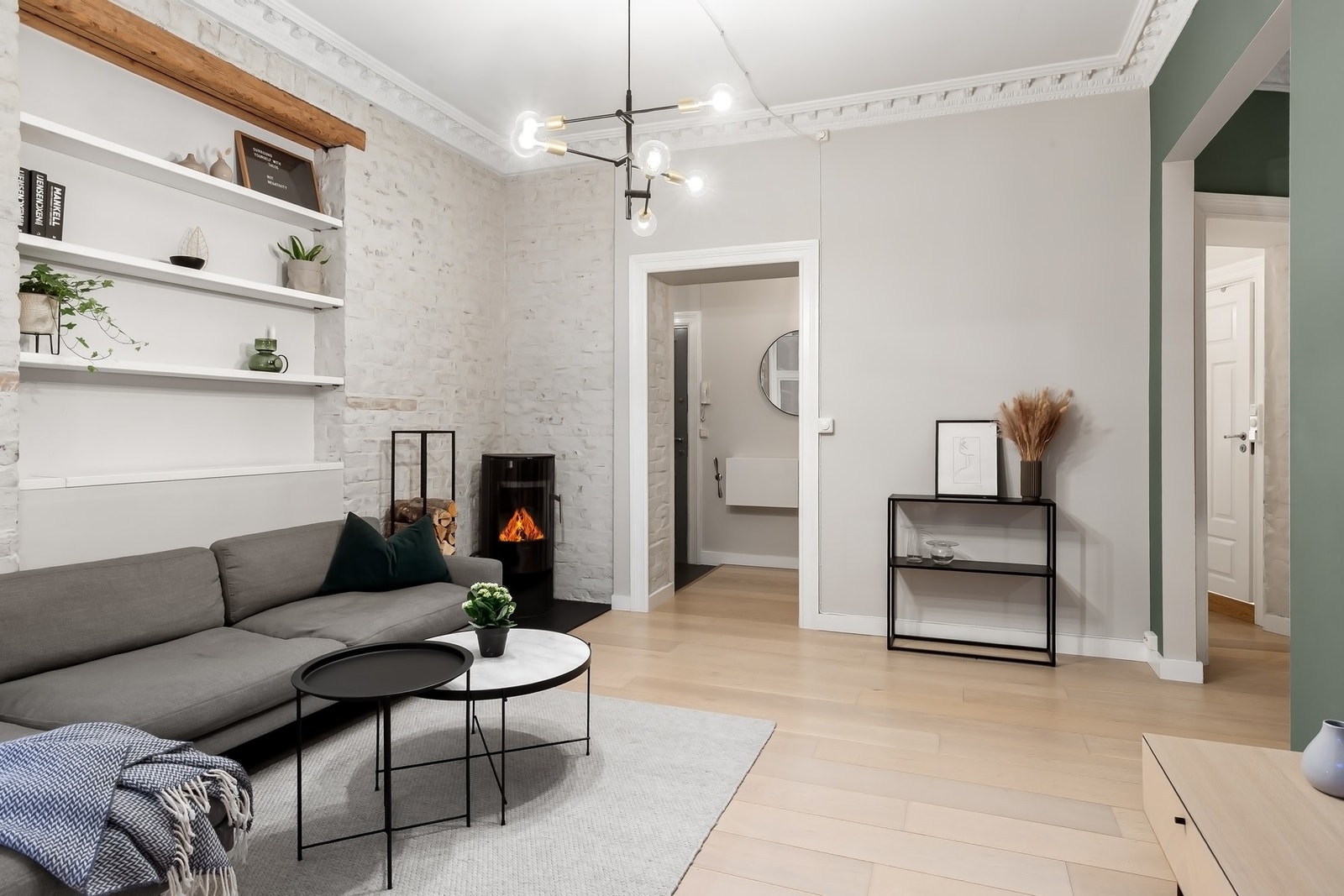 I hjørnet av stuen er det også peisovn Galleribilde