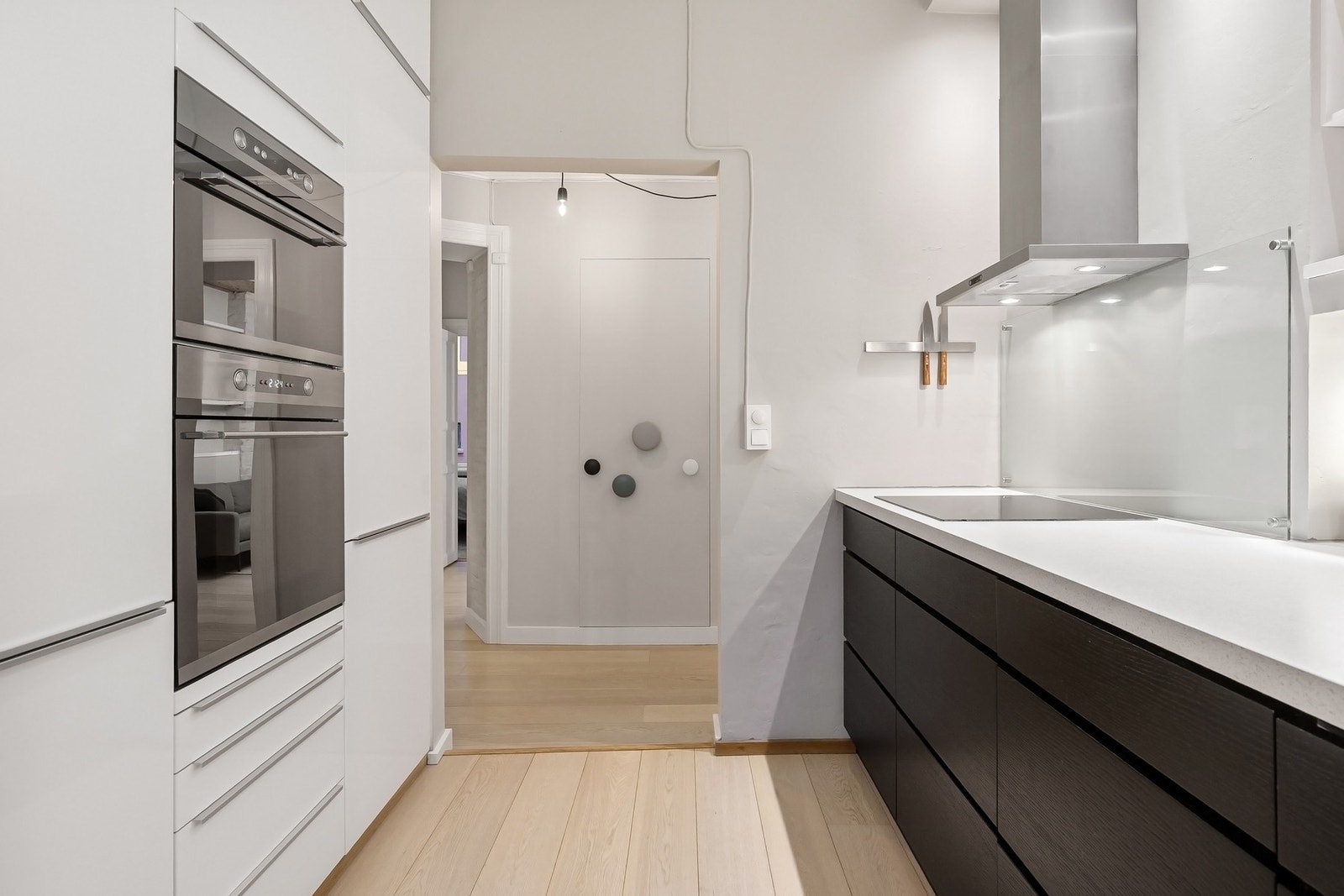 Innredningen er utstyrt med integrerte hvitevarer Galleribilde