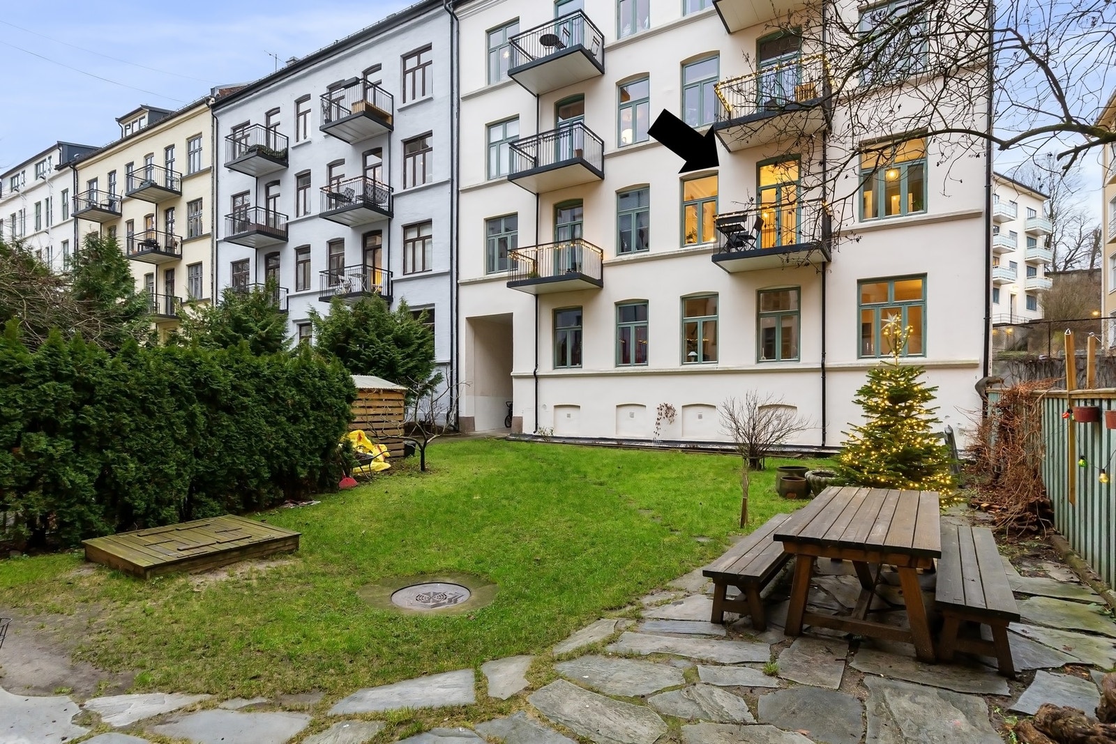 Leiligheten ligger i 2. etasje i indre bakgård - godt tilbaketrukket fra støy Galleribilde