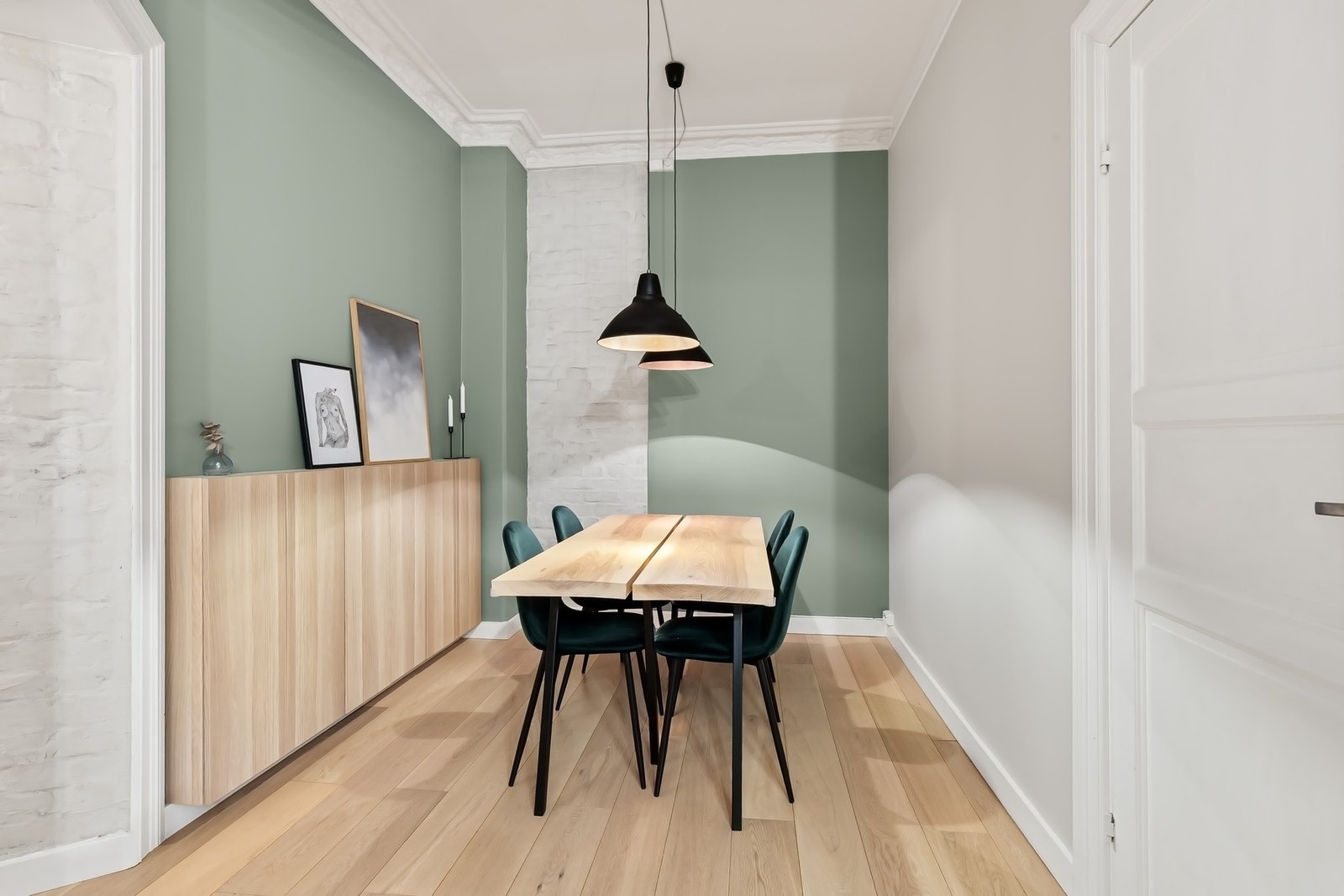 I tilknytning til stuedelen er det spisestue med god plass til spisebord Galleribilde