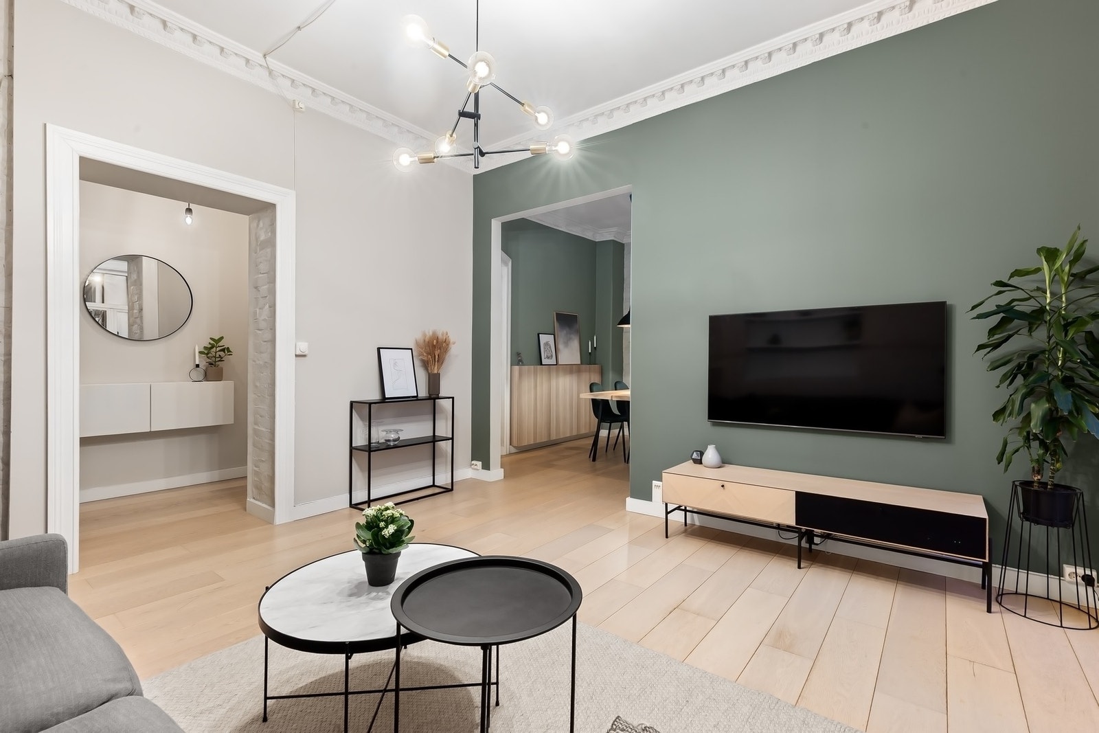 Moderne og glatte overflater i tidsriktige farger samt 1-stavs eikeparkett på gulv Galleribilde