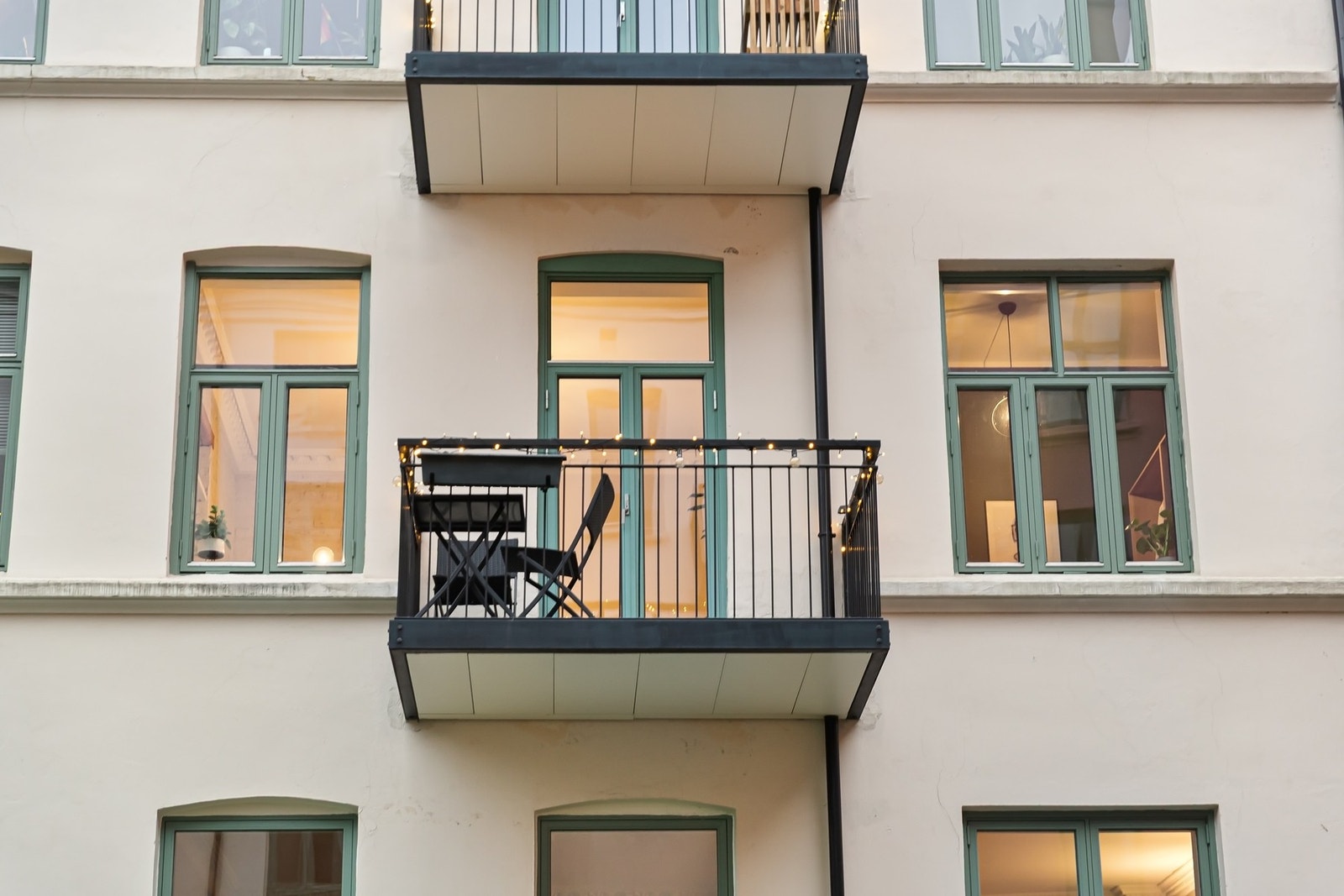 Klassisk bygård fra 1899 med balkong Galleribilde