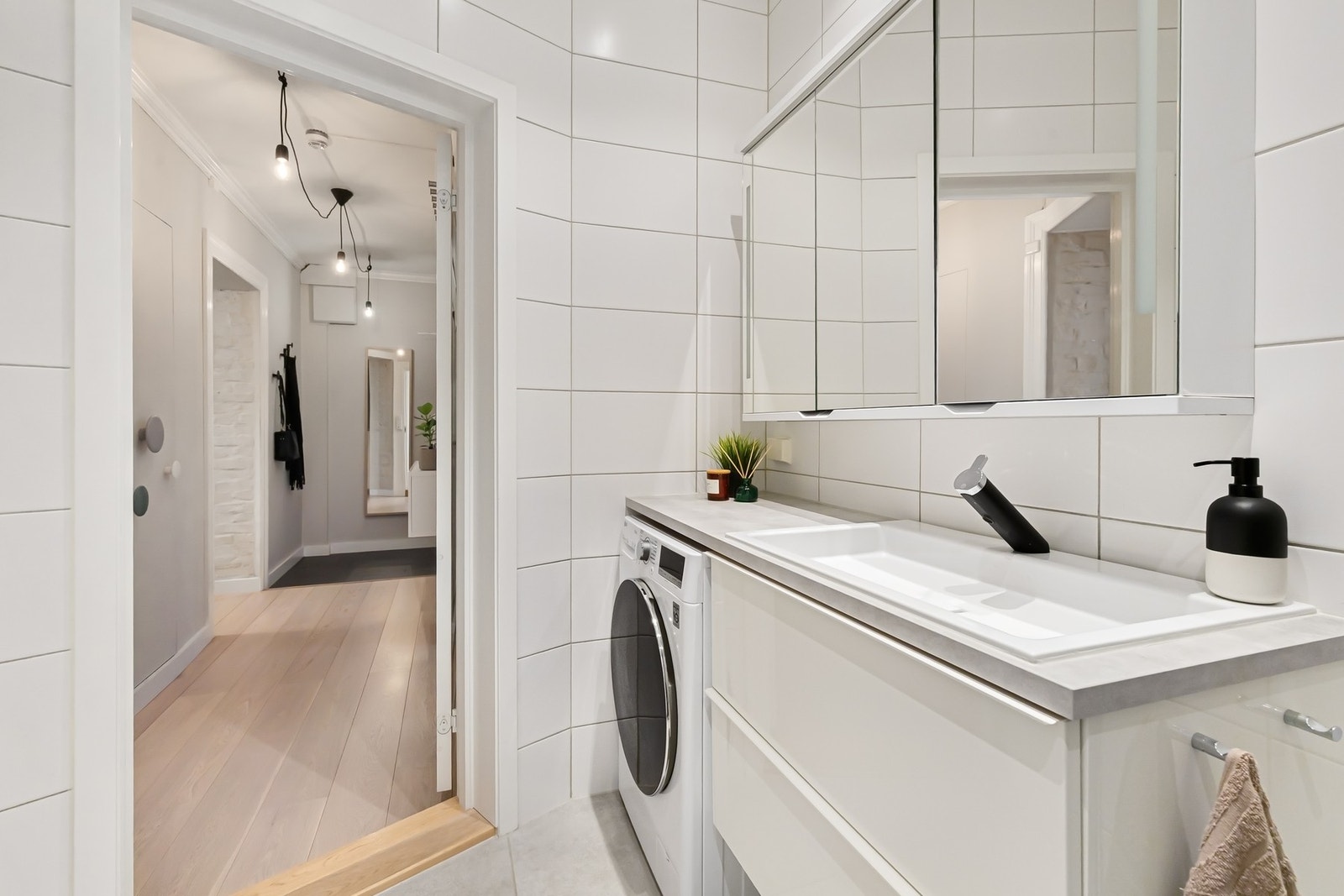 Det er også bred servantinnredning med god arbeidsplass og opplegg for vaskemaskin Galleribilde