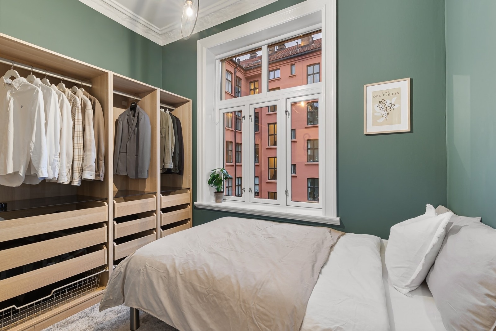 Soverom 2 med praktisk skaprekke og plass til bred seng Galleribilde