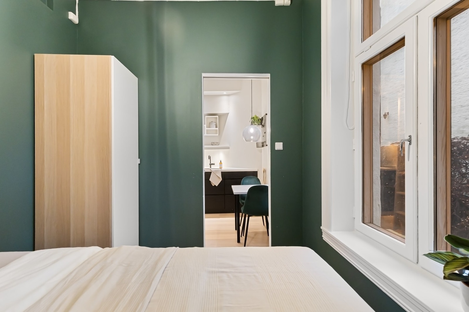 Soverom 1 mot skjermet bakgård med garderobeskap og plass til dobbeltseng Galleribilde