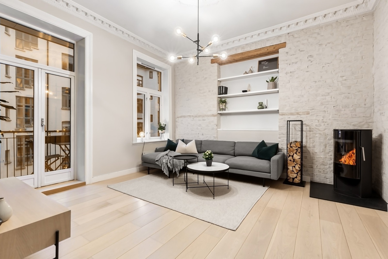 Stue med takhøyde på 2,99 meter, stukkatur, rosett og store vindusflater Galleribilde