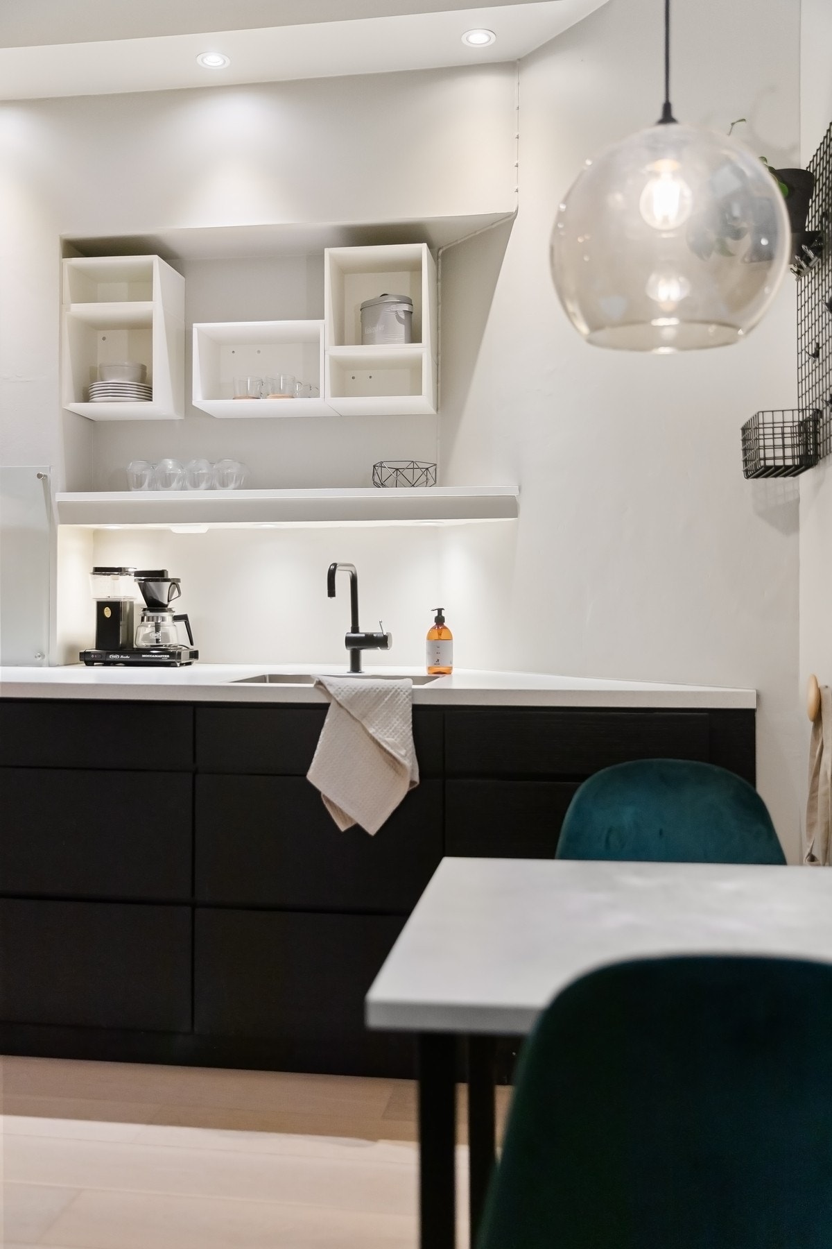 På kjøkkenet er det også plass til bord og stoler Galleribilde