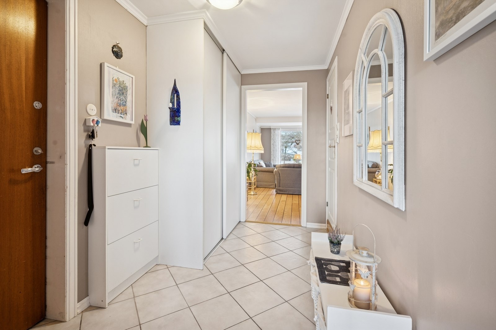 Innbydende entré med praktisk skyvedørsgarderobe til sko og ytterklær. Galleribilde