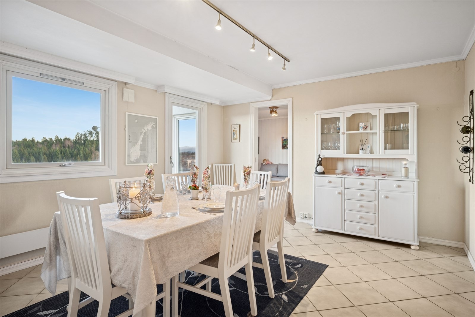 God plass til spisebord, og store vinduer som slipper inn rikelig med naturlig lys. Utgang til terrasse med nydelig utsikt. Galleribilde