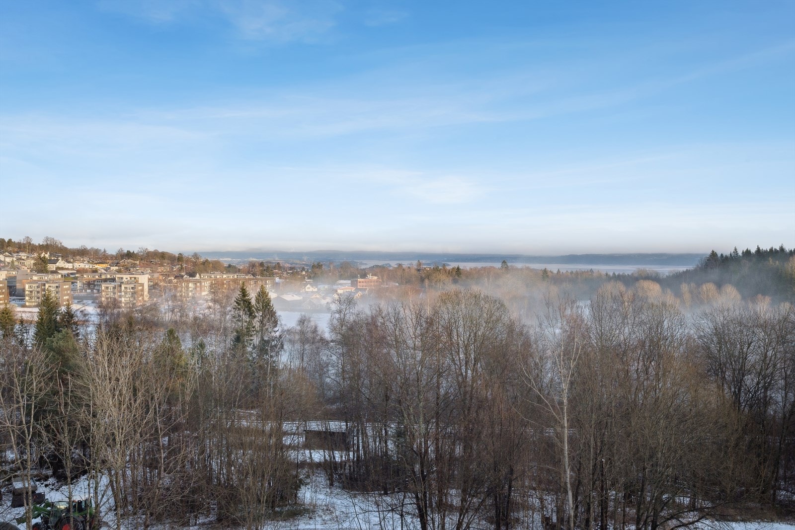 Utsikt fra terrasse på kjøkkenside. Galleribilde