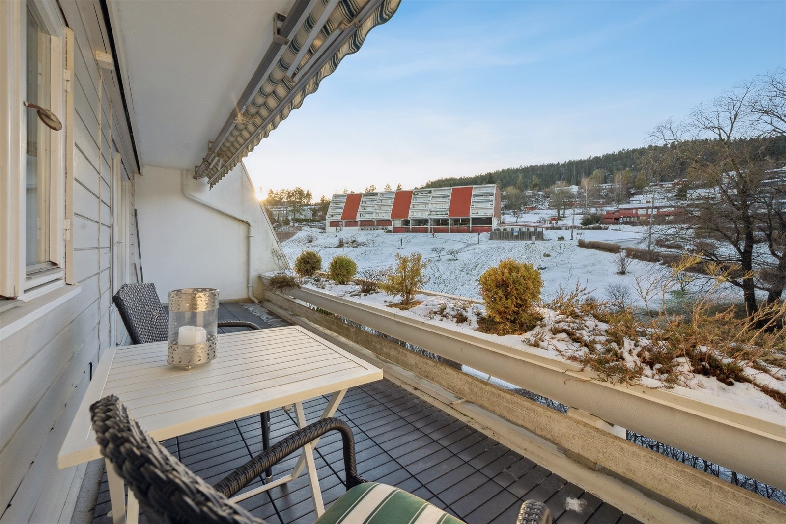 Terrassen blir en naturlig forlengelse av oppholdsrommet i sommerhalvåret. Utsikt mot Vardåsen og skisenteret. Galleribilde