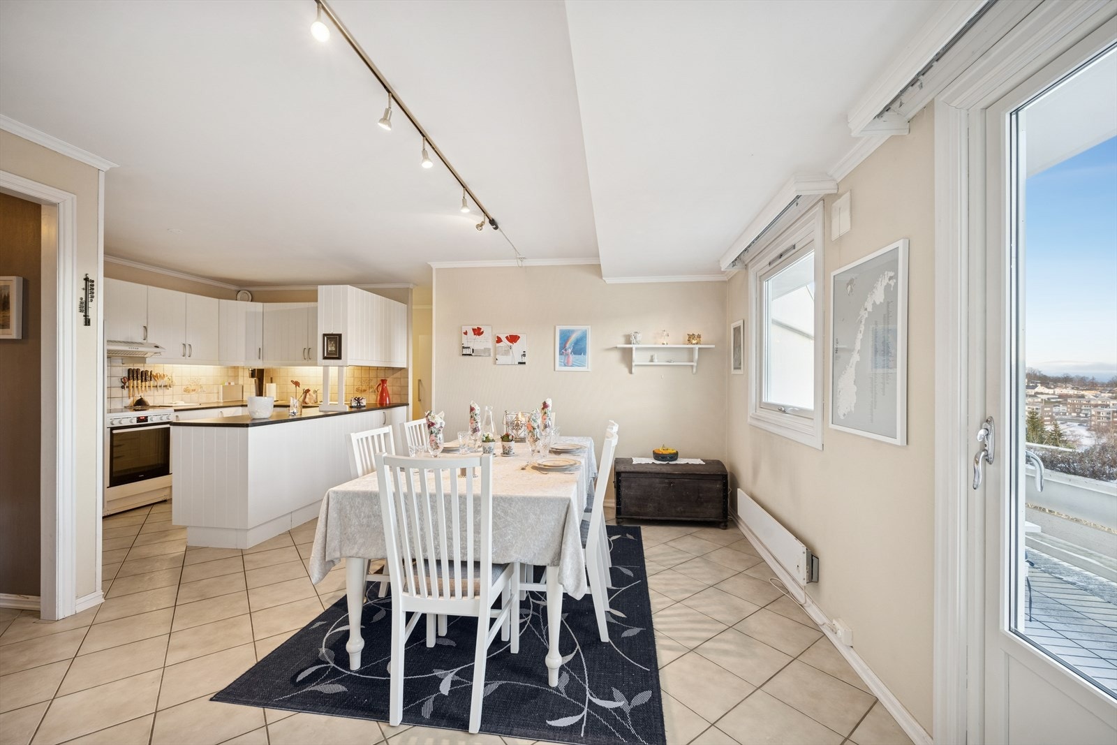 Kjøkken og spisestue. Galleribilde