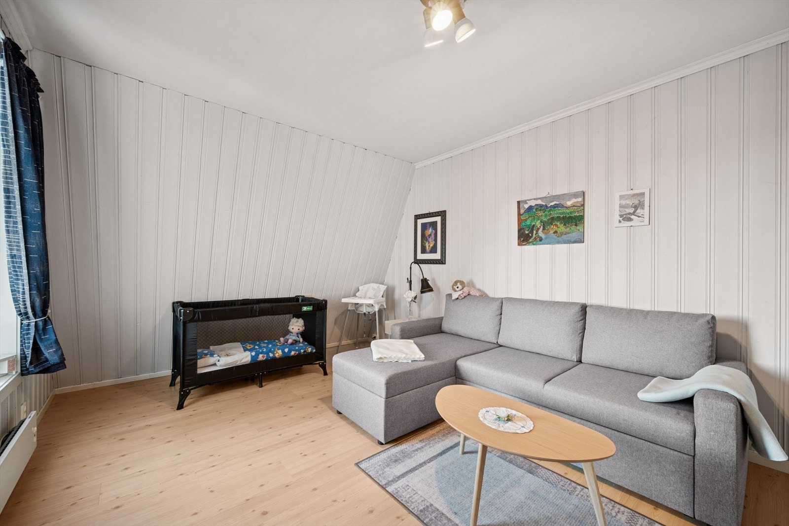 Hovedsoverommet har malte vegger og parkett. Ligger skjermet til i egen sone av leiligheten. Galleribilde