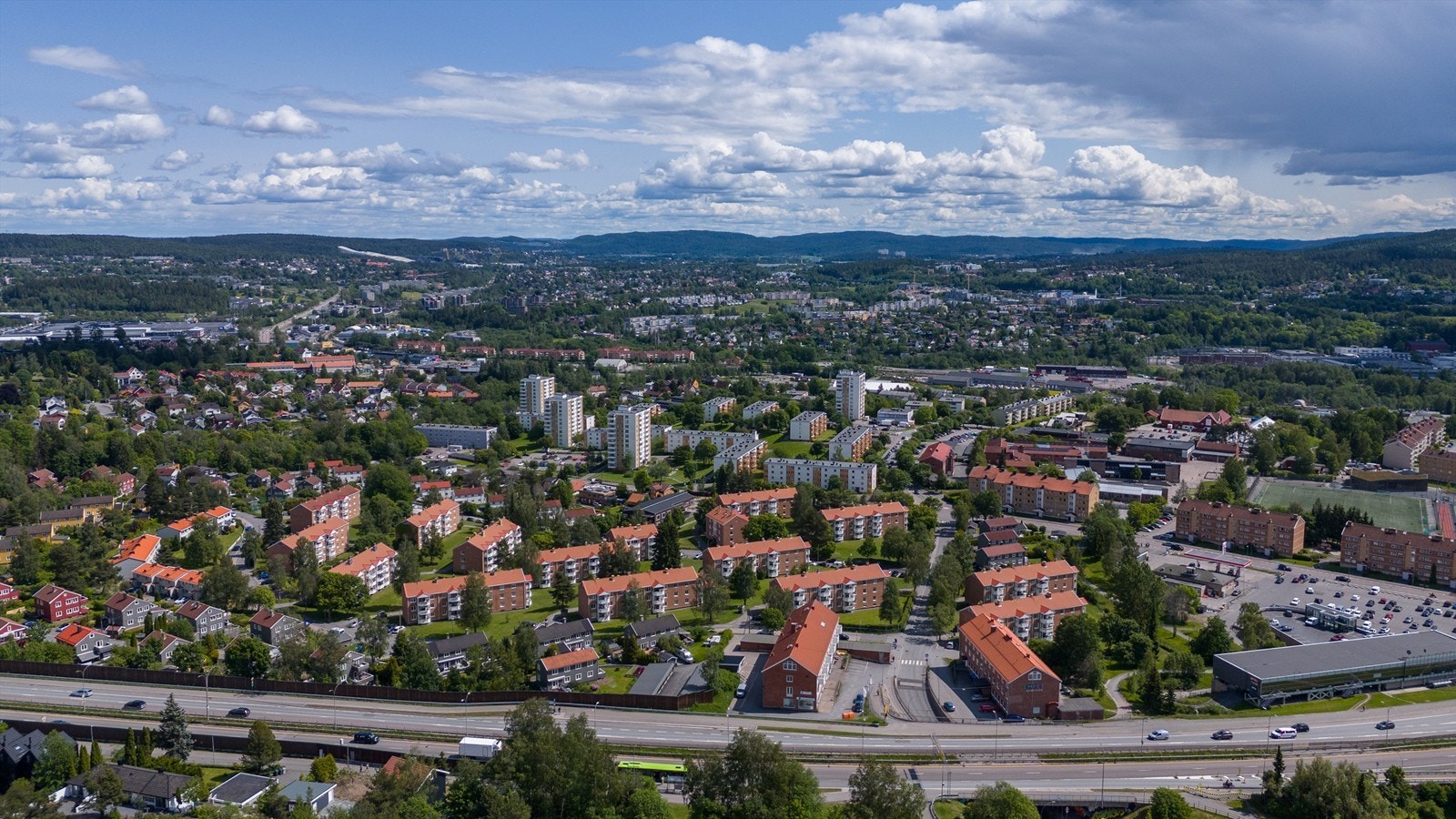 Eiendommen ligger i et populært og rolig område på Kalbakken med kort vei til offentlig kommunikasjon, dagligvare, barnehager, skoler og rekreasjonsmuligheter. Galleribilde