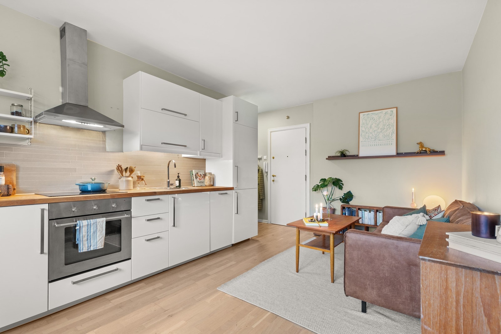 Kjøkkeninnredningen er av glatte fronter og heltre benkeplate med nedfelt vaskekum. Galleribilde