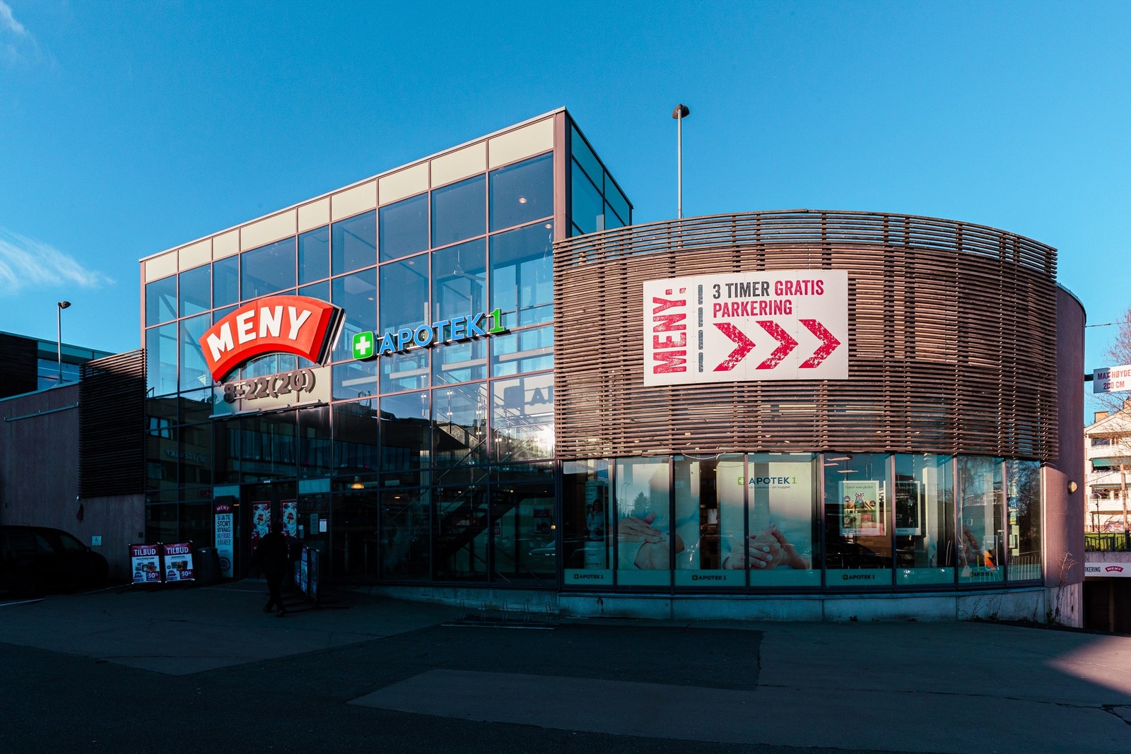 Kalbakken senter ligger ca. 5 minutters gange unna boligen. Her finnes blant annet Meny, Rema 1000, Bislett Kebab House, Apotek 1 og Esso bensinstasjon. Søndagsåpen Joker. Galleribilde